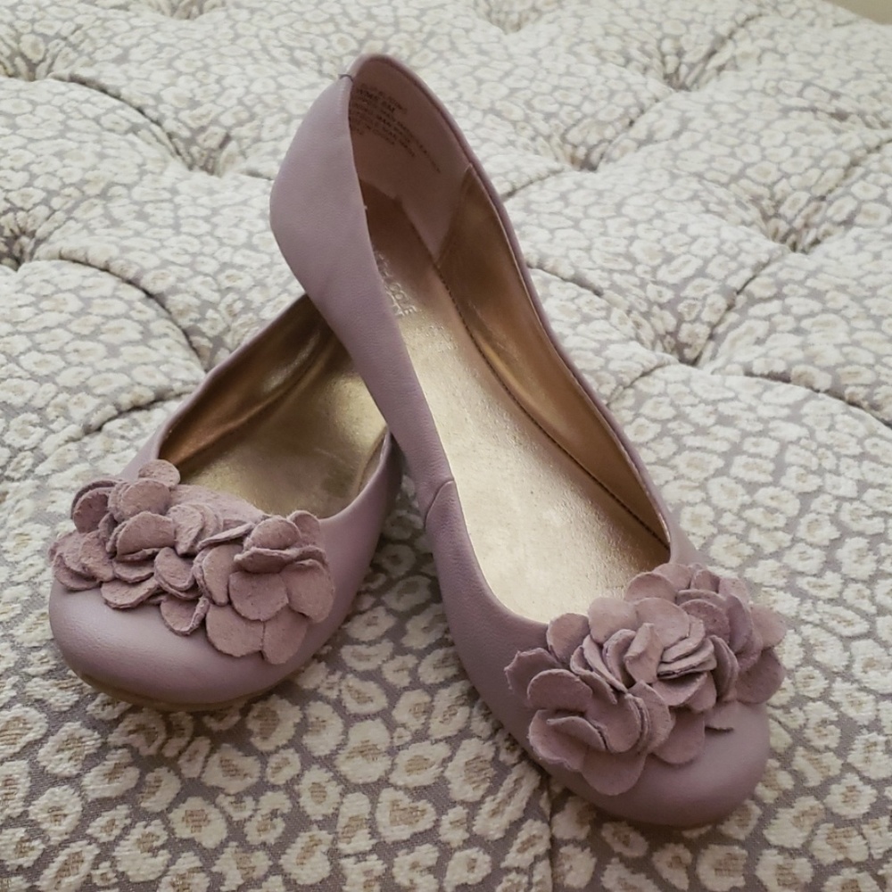Kenneth Cole Reaction flats.  Man-made leather.